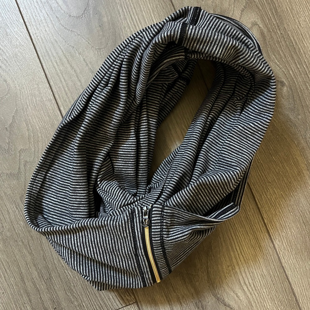Lululemon‎ Black Gray Striped Vinyasa Scarf Gold Zipper Detail